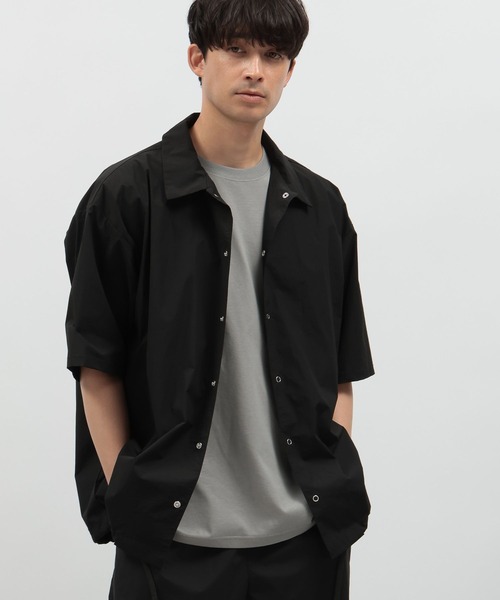 LAKOLE(ラコレ)の「さらさらナイロンコーチシャツ / 133139(シャツ/ブラウス・メンズ・ブラック/ライトグレー/キャメル・MEDIUM/LARGE/X-LARGE)」の2枚目の写真