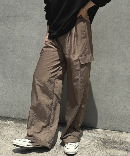 NICOLE CLUB(ニコル クラブ)の「ナイロンツイルカーゴパンツ(カーゴパンツ・レディース・ブラック/グレー/ベージュ・MEDIUM)」の1枚目の写真