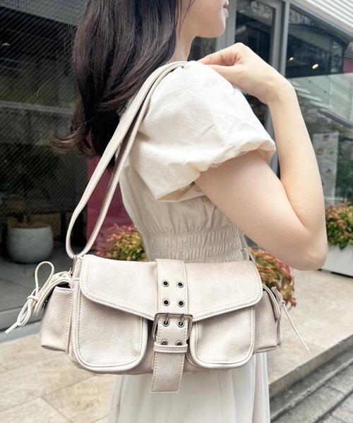 one after another NICE CLAUP（ワンアフターアナザーナイスクラップ）の「ベルトデザインショルダーバッグ（ショルダーバッグ・レディース・ブラック/アイボリー/ワインレッド/ブラウン・FREE）」の2枚目の写真