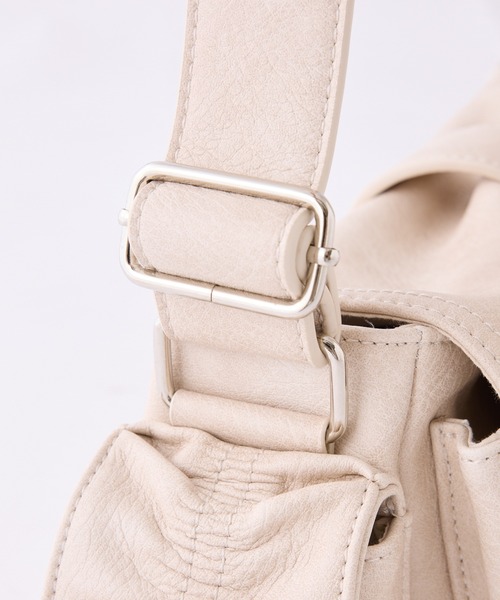 one after another NICE CLAUP（ワンアフターアナザーナイスクラップ）の「ベルトデザインショルダーバッグ（ショルダーバッグ・レディース・ブラック/アイボリー/ワインレッド/ブラウン・FREE）」の6枚目の写真