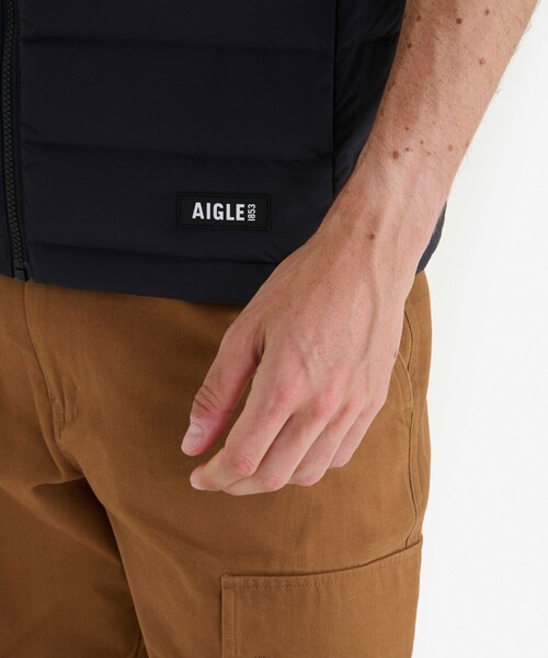 AIGLE(エーグル)の「軽量 撥水 スタンドジップ シームレスダウンベスト T-KIT対応 / ダックダウンベスト(ダウンベスト・メンズ・ダークネイビー/ブラック・M/L/S/XS/XL)」の21枚目の写真