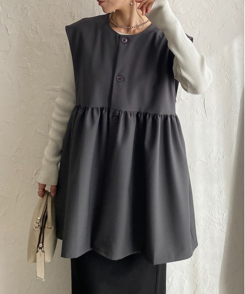 She's Closet(シーズクローゼット)の「切り替えギャザーフレアペプラムジレベストトップス(ベスト・レディース・ブラック/ネイビー/サンドベージュ/ダークベージュ/グレー・M/L)」の2枚目の写真