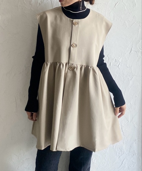 She's Closet(シーズクローゼット)の「切り替えギャザーフレアペプラムジレベストトップス(ベスト・レディース・ブラック/ネイビー/サンドベージュ/ダークベージュ/グレー・M/L)」の4枚目の写真