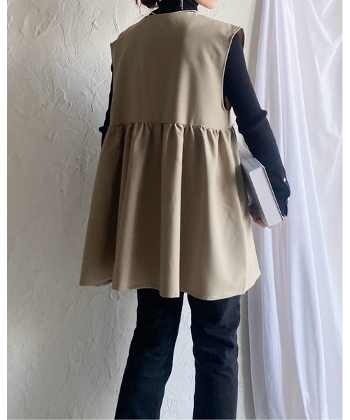 She's Closet(シーズクローゼット)の「切り替えギャザーフレアペプラムジレベストトップス(ベスト・レディース・ブラック/ネイビー/サンドベージュ/ダークベージュ/グレー・M/L)」の11枚目の写真