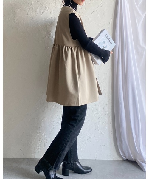 She's Closet(シーズクローゼット)の「切り替えギャザーフレアペプラムジレベストトップス(ベスト・レディース・ブラック/ネイビー/サンドベージュ/ダークベージュ/グレー・M/L)」の14枚目の写真