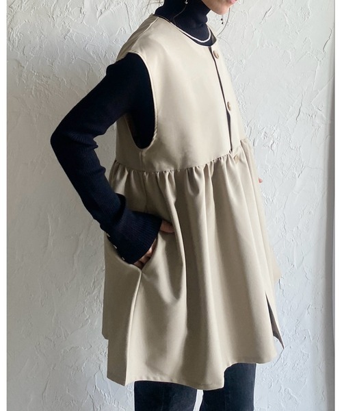 She's Closet(シーズクローゼット)の「切り替えギャザーフレアペプラムジレベストトップス(ベスト・レディース・ブラック/ネイビー/サンドベージュ/ダークベージュ/グレー・M/L)」の9枚目の写真