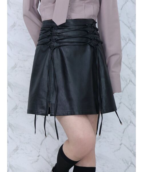 EATME（イートミー）の「フェイクレザーレースアップミニスカート（スカート・レディース・アイボリー/ブラック/シルバー・SMALL/MEDIUM）」の3枚目の写真