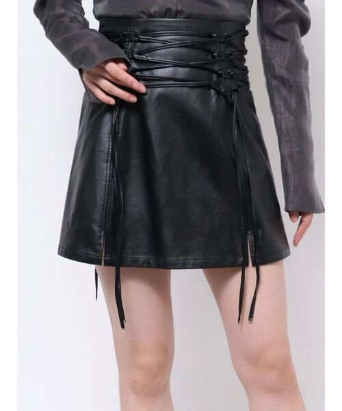EATME（イートミー）の「フェイクレザーレースアップミニスカート（スカート・レディース・アイボリー/ブラック/シルバー・SMALL/MEDIUM）」の19枚目の写真