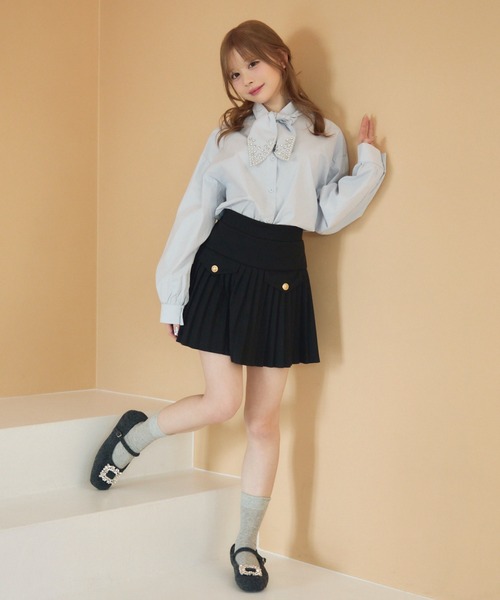 TITTY&CO.(ティティーアンドコー)の「ビジュー付きリボンブラウス(シャツ/ブラウス・レディース・ブルー/ホワイト・FREE)」の7枚目の写真