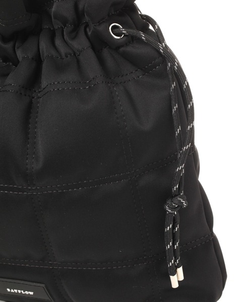 BAYFLOW（ベイフロー）の「[A4サイズも入る]キルトドロストロゴテープショルダー（ショルダーバッグ・レディース・ブラック/グレー・FREE）」の9枚目の写真