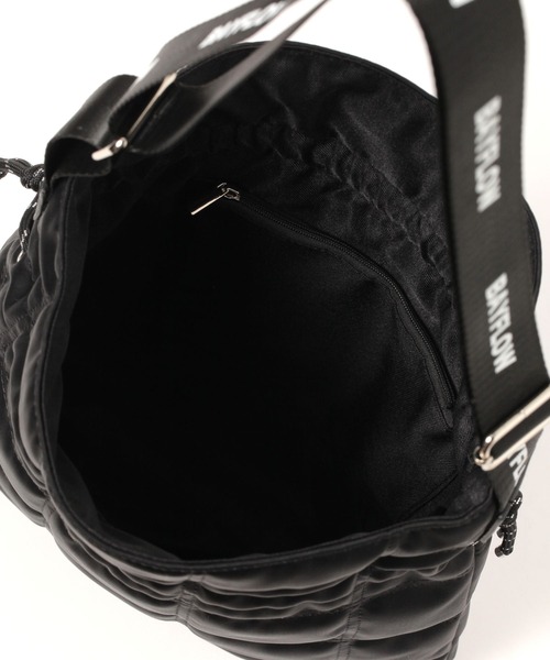 BAYFLOW（ベイフロー）の「[A4サイズも入る]キルトドロストロゴテープショルダー（ショルダーバッグ・レディース・ブラック/グレー・FREE）」の4枚目の写真