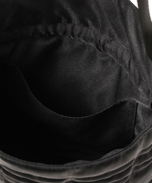 BAYFLOW（ベイフロー）の「[A4サイズも入る]キルトドロストロゴテープショルダー（ショルダーバッグ・レディース・ブラック/グレー・FREE）」の6枚目の写真