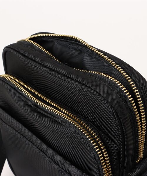 FRED PERRY(フレッドペリー)の「Textured Nylon Side Bag/テクスチャーナイロンサイドバッグ(ボディバッグ/ウエストポーチ・メンズ・ブラック・ONE SIZE)」の10枚目の写真
