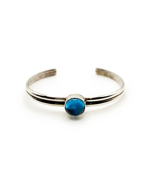 Indian Jewelry（インディアンジュエリー）の「THEATER シアターオーバルシェイプセンタージルコニアストーン２ラインスリムシルバーバングル Made in USA（バングル/リストバンド・メンズ・シルバー・FREE）」の2枚目の写真