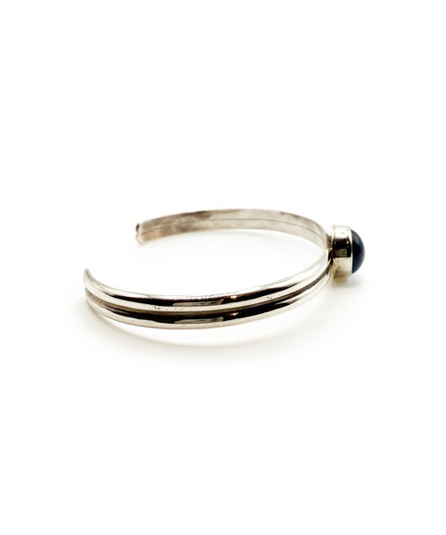 Indian Jewelry（インディアンジュエリー）の「THEATER シアターオーバルシェイプセンタージルコニアストーン２ラインスリムシルバーバングル Made in USA（バングル/リストバンド・メンズ・シルバー・FREE）」の3枚目の写真