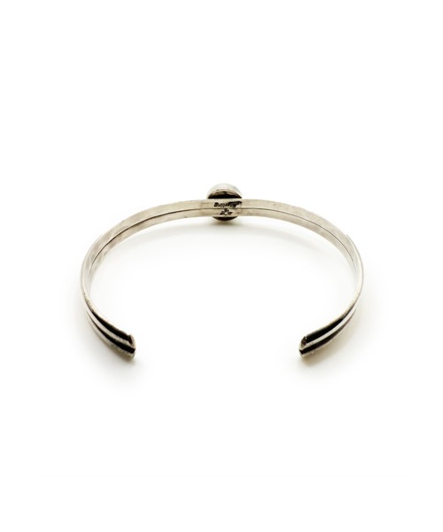 Indian Jewelry（インディアンジュエリー）の「THEATER シアターオーバルシェイプセンタージルコニアストーン２ラインスリムシルバーバングル Made in USA（バングル/リストバンド・メンズ・シルバー・FREE）」の4枚目の写真