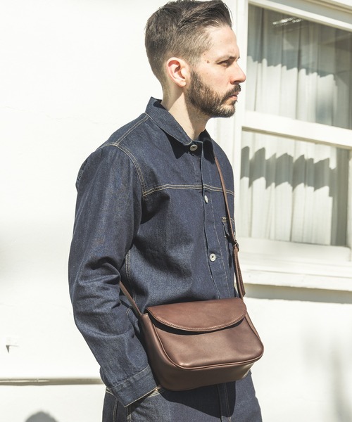 MR.OLIVE（ミスターオリーブ）の「IMPERMA-LEATHER / NEAT SHOULDER BAG（ショルダーバッグ・メンズ・ブラック/ブラウン・FREE）」の13枚目の写真
