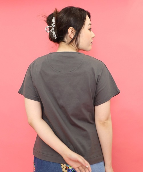 ScoLar(スカラー)の「751002:地中海ゾウ柄 アートプリントTシャツ(Tシャツ/カットソー・レディース・オフホワイト/チャコールグレー・M)」の19枚目の写真