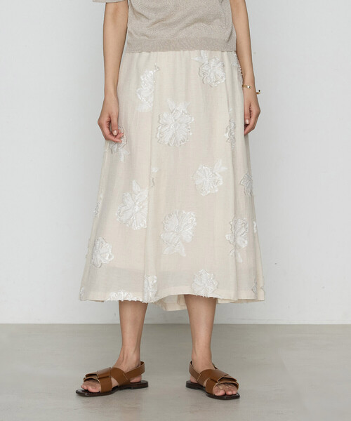 K.T KIYOKO TAKASE(キヨコタカセ)の「フラワージャカード アシンメトリースカート(スカート・レディース・ベージュ・7号/9号/11号)」の1枚目の写真