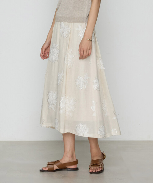 K.T KIYOKO TAKASE(キヨコタカセ)の「フラワージャカード アシンメトリースカート(スカート・レディース・ベージュ・7号/9号/11号)」の3枚目の写真