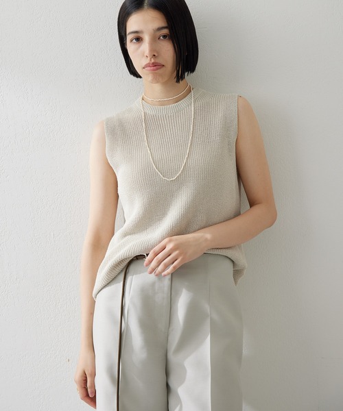 Whim Gazette(ウィムガゼット)の「クルーネックニットベスト(ニット/セーター・レディース・ベージュ/オフホワイト/ブラック・FREE)」の3枚目の写真
