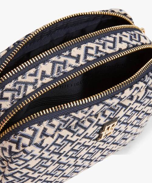 TOMMY HILFIGER(トミーヒルフィガー)の「ジャカードカメラバッグ(ボディバッグ/ウエストポーチ・レディース・ネイビー・FREE)」の2枚目の写真