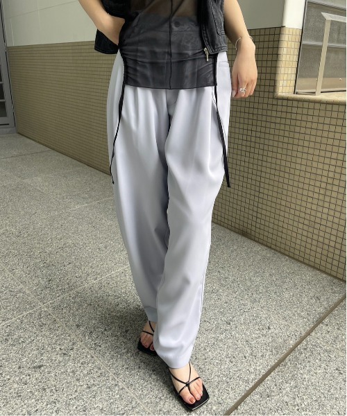 Ameri(アメリ)の「FOLD TUCK OVAL PANTS(スラックス・レディース・ベージュ/サックスブルー/ブラック・SMALL/MEDIUM)」の3枚目の写真