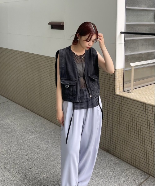 Ameri(アメリ)の「FOLD TUCK OVAL PANTS(スラックス・レディース・ベージュ/サックスブルー/ブラック・SMALL/MEDIUM)」の10枚目の写真