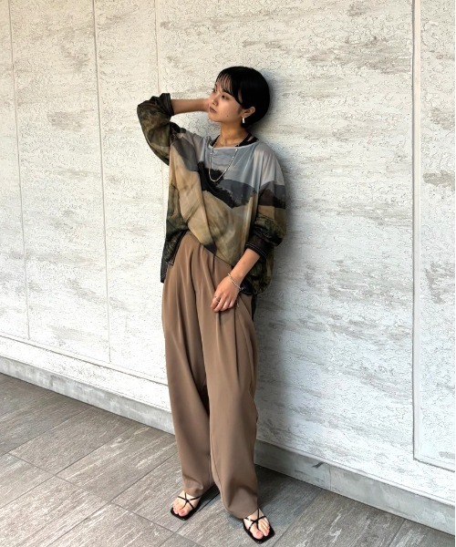 Ameri(アメリ)の「FOLD TUCK OVAL PANTS(スラックス・レディース・ベージュ/サックスブルー/ブラック・SMALL/MEDIUM)」の8枚目の写真