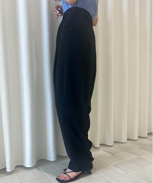 Ameri(アメリ)の「FOLD TUCK OVAL PANTS(スラックス・レディース・ベージュ/サックスブルー/ブラック・SMALL/MEDIUM)」の6枚目の写真