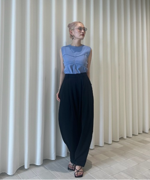 Ameri(アメリ)の「FOLD TUCK OVAL PANTS(スラックス・レディース・ベージュ/サックスブルー/ブラック・SMALL/MEDIUM)」の4枚目の写真