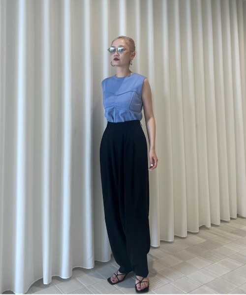 Ameri(アメリ)の「FOLD TUCK OVAL PANTS(スラックス・レディース・ベージュ/サックスブルー/ブラック・SMALL/MEDIUM)」の5枚目の写真