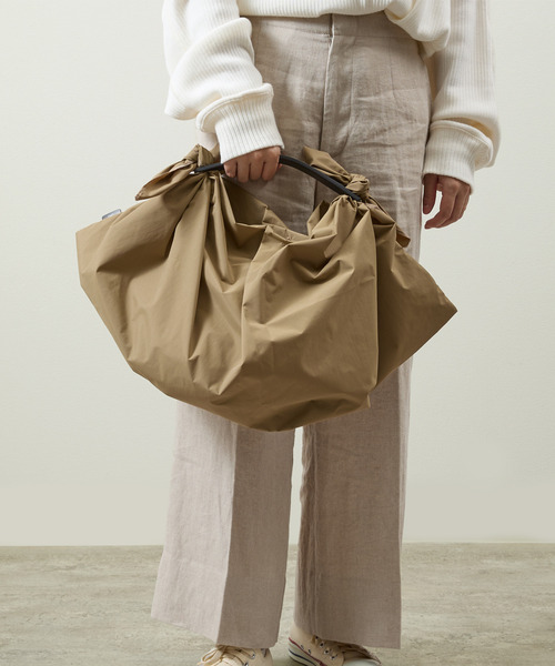 And A（アンドエー）の「ITTI イッチ / HERRIE FUROSHIKI ONE HANDLE BAG - M /RF-LC ヘリーナイロン風呂敷レザーワンハンドルバッグ / ITTI-BAG-152-RFLC（トートバッグ・メンズ・ブラック/ダークベージュ・FREE）」の2枚目の写真