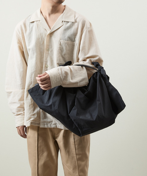 And A（アンドエー）の「ITTI イッチ / HERRIE FUROSHIKI ONE HANDLE BAG - M /RF-LC ヘリーナイロン風呂敷レザーワンハンドルバッグ / ITTI-BAG-152-RFLC（トートバッグ・メンズ・ブラック/ダークベージュ・FREE）」の4枚目の写真