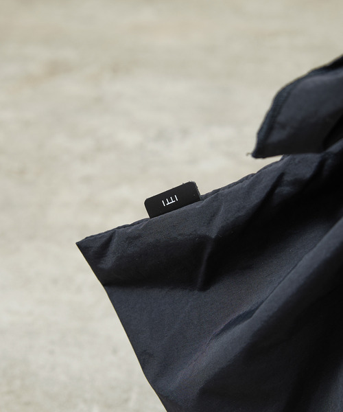 And A（アンドエー）の「ITTI イッチ / HERRIE FUROSHIKI ONE HANDLE BAG - M /RF-LC ヘリーナイロン風呂敷レザーワンハンドルバッグ / ITTI-BAG-152-RFLC（トートバッグ・メンズ・ブラック/ダークベージュ・FREE）」の7枚目の写真