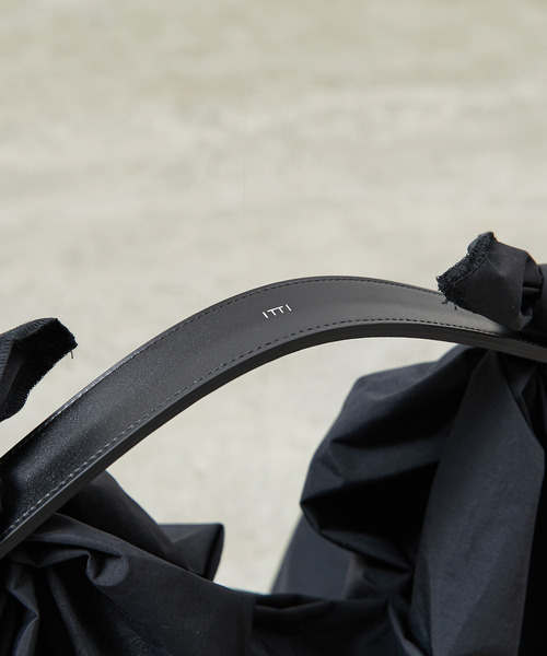 And A（アンドエー）の「ITTI イッチ / HERRIE FUROSHIKI ONE HANDLE BAG - M /RF-LC ヘリーナイロン風呂敷レザーワンハンドルバッグ / ITTI-BAG-152-RFLC（トートバッグ・メンズ・ブラック/ダークベージュ・FREE）」の8枚目の写真