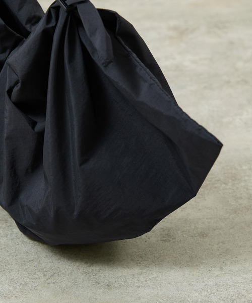 And A（アンドエー）の「ITTI イッチ / HERRIE FUROSHIKI ONE HANDLE BAG - M /RF-LC ヘリーナイロン風呂敷レザーワンハンドルバッグ / ITTI-BAG-152-RFLC（トートバッグ・メンズ・ブラック/ダークベージュ・FREE）」の9枚目の写真