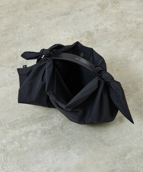 And A（アンドエー）の「ITTI イッチ / HERRIE FUROSHIKI ONE HANDLE BAG - M /RF-LC ヘリーナイロン風呂敷レザーワンハンドルバッグ / ITTI-BAG-152-RFLC（トートバッグ・メンズ・ブラック/ダークベージュ・FREE）」の10枚目の写真