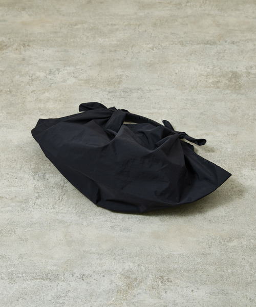 And A（アンドエー）の「ITTI イッチ / HERRIE FUROSHIKI ONE HANDLE BAG - M /RF-LC ヘリーナイロン風呂敷レザーワンハンドルバッグ / ITTI-BAG-152-RFLC（トートバッグ・メンズ・ブラック/ダークベージュ・FREE）」の11枚目の写真