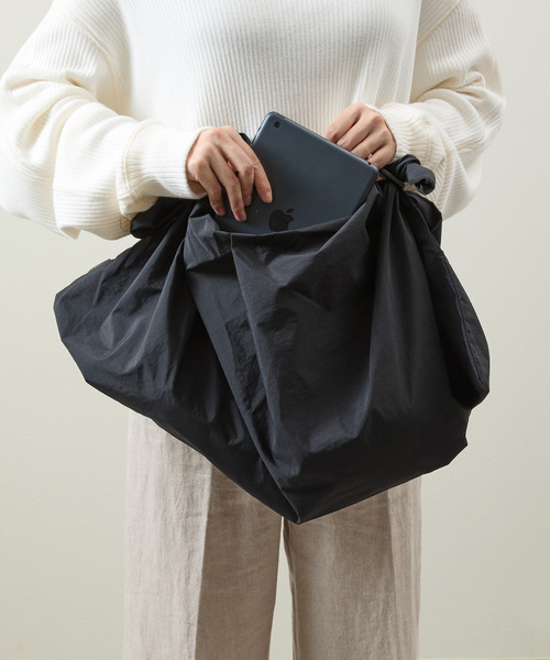 And A（アンドエー）の「ITTI イッチ / HERRIE FUROSHIKI ONE HANDLE BAG - M /RF-LC ヘリーナイロン風呂敷レザーワンハンドルバッグ / ITTI-BAG-152-RFLC（トートバッグ・メンズ・ブラック/ダークベージュ・FREE）」の13枚目の写真