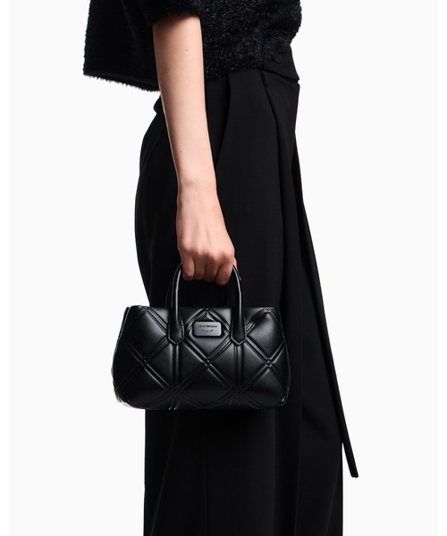 EMPORIO ARMANI（エンポリオアルマーニ）の「【エンポリオ アルマーニ】ミニバッグ ナッパレザー風 エンボスモチーフ（ショルダーバッグ・レディース・ブラック・FREE）」の2枚目の写真