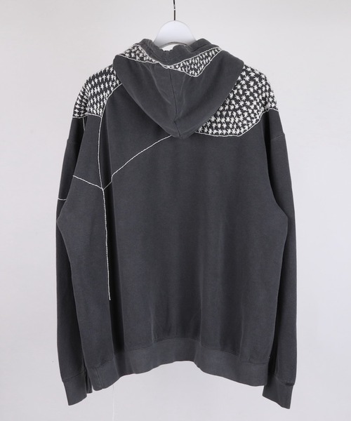 DISCOVERED(ディスカバード)の「DISCOVERED SASHIKO DAMAGE PULLOVER HOODIE(パーカー・メンズ・ブラック・1/3)」の2枚目の写真