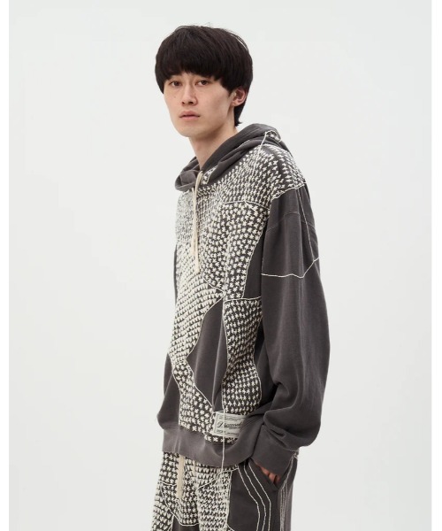 DISCOVERED(ディスカバード)の「DISCOVERED SASHIKO DAMAGE PULLOVER HOODIE(パーカー・メンズ・ブラック・1/3)」の3枚目の写真