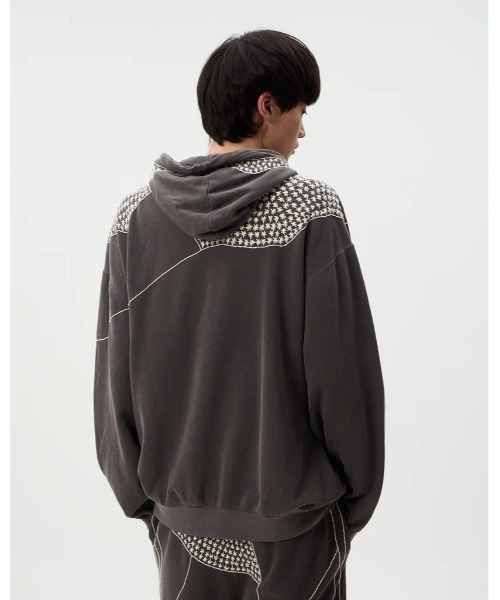 DISCOVERED(ディスカバード)の「DISCOVERED SASHIKO DAMAGE PULLOVER HOODIE(パーカー・メンズ・ブラック・1/3)」の4枚目の写真