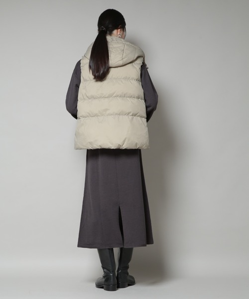 NANO universe（ナノユニバース）の「撥水加工ライトダウン フードジップアップベスト（ダウンベスト・レディース・ブラック/オリーブ/アイボリー・FREE）」の9枚目の写真