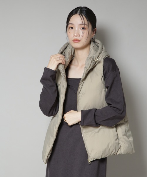 NANO universe（ナノユニバース）の「撥水加工ライトダウン フードジップアップベスト（ダウンベスト・レディース・ブラック/オリーブ/アイボリー・FREE）」の5枚目の写真