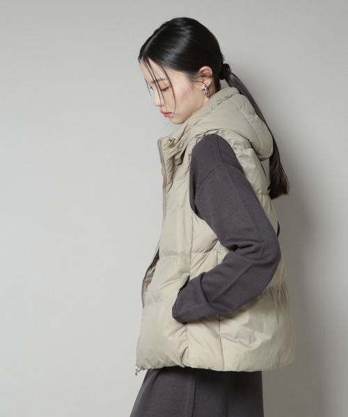 NANO universe（ナノユニバース）の「撥水加工ライトダウン フードジップアップベスト（ダウンベスト・レディース・ブラック/オリーブ/アイボリー・FREE）」の6枚目の写真