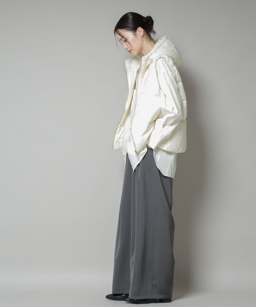 NANO universe（ナノユニバース）の「撥水加工ライトダウン フードジップアップベスト（ダウンベスト・レディース・ブラック/オリーブ/アイボリー・FREE）」の15枚目の写真