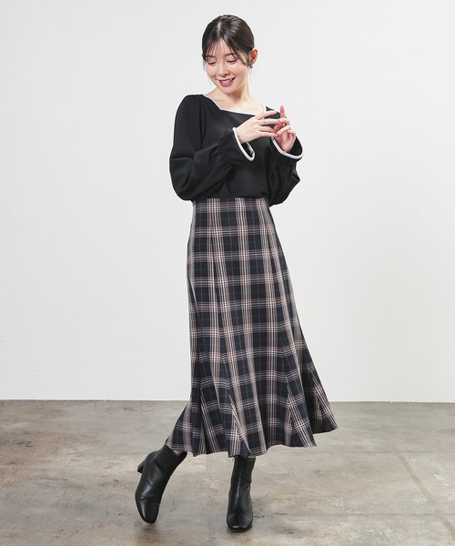 Honeys(ハニーズ)の「スクエアネックトップス(Tシャツ/カットソー・レディース・アイボリー/サックスブルー/ブラック/モカ・L/M/S)」の10枚目の写真