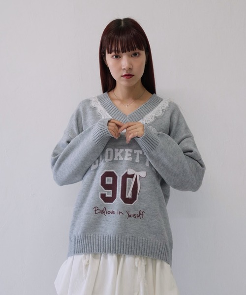 Uenui（ウニュイ）の「【 cunii 】 レース襟付き カレッジ ロゴ ニット 秋冬新作（ニット/セーター・レディース・ホワイト/ピンク/グレー/カーキ/ネイビー・FREE）」の2枚目の写真